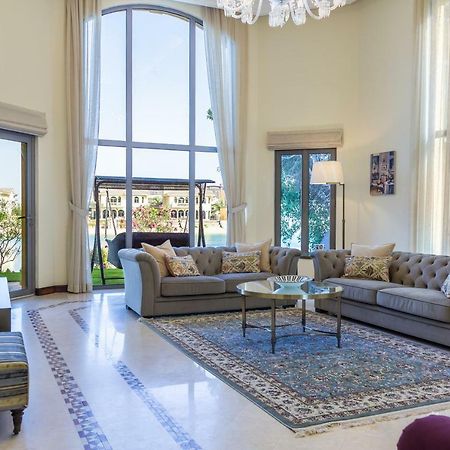 Chic 4Br Villa With Assistant Room And Private Pool On Palm Jumeirah By Deluxe Holiday Homes Дубай Екстериор снимка
