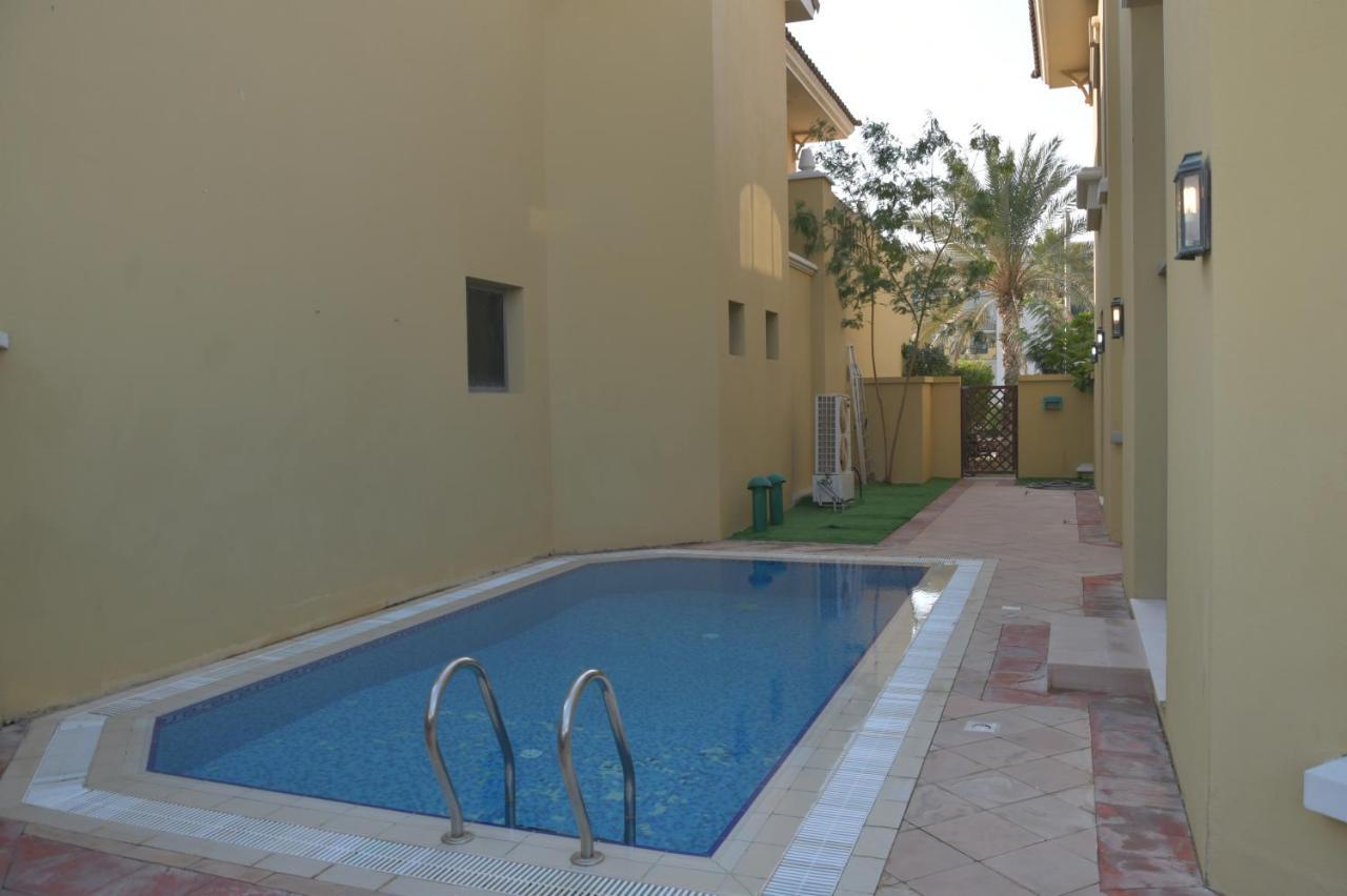 Chic 4Br Villa With Assistant Room And Private Pool On Palm Jumeirah By Deluxe Holiday Homes Дубай Екстериор снимка