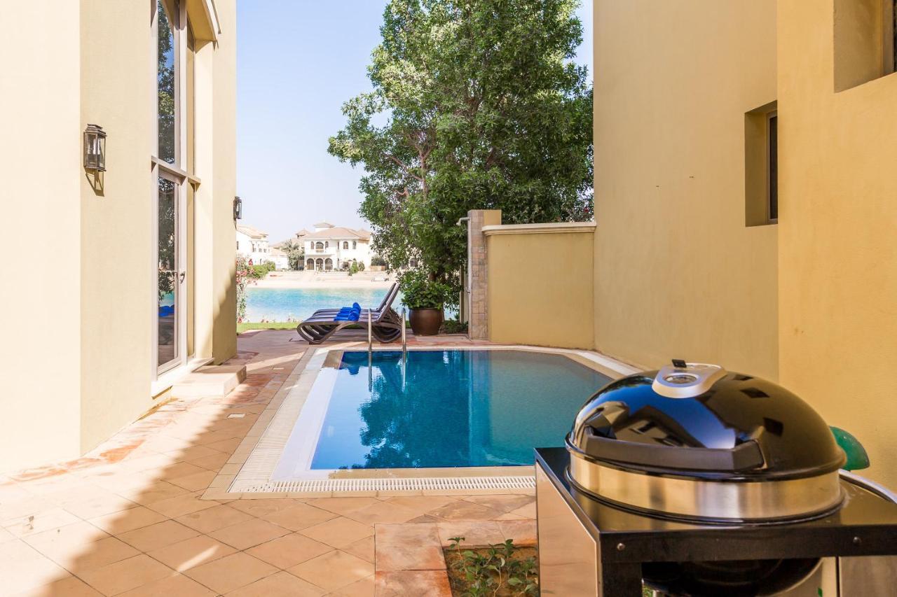 Chic 4Br Villa With Assistant Room And Private Pool On Palm Jumeirah By Deluxe Holiday Homes Дубай Екстериор снимка