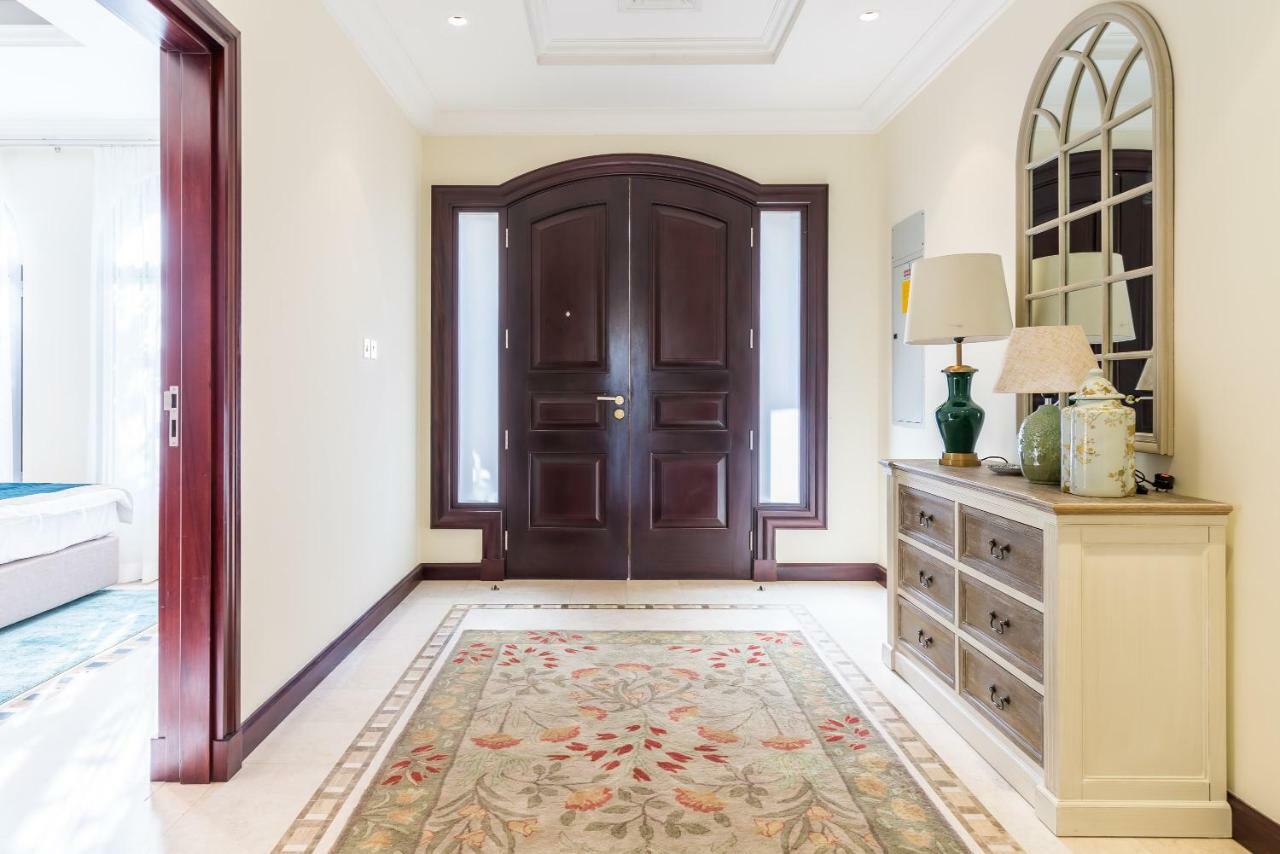 Chic 4Br Villa With Assistant Room And Private Pool On Palm Jumeirah By Deluxe Holiday Homes Дубай Екстериор снимка