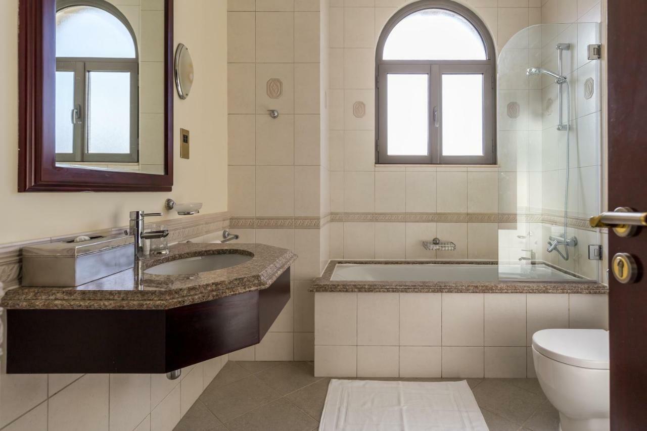 Chic 4Br Villa With Assistant Room And Private Pool On Palm Jumeirah By Deluxe Holiday Homes Дубай Екстериор снимка