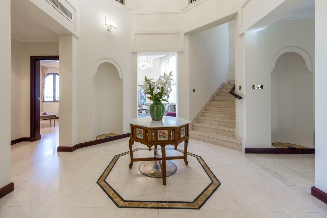 Chic 4Br Villa With Assistant Room And Private Pool On Palm Jumeirah By Deluxe Holiday Homes Дубай Екстериор снимка