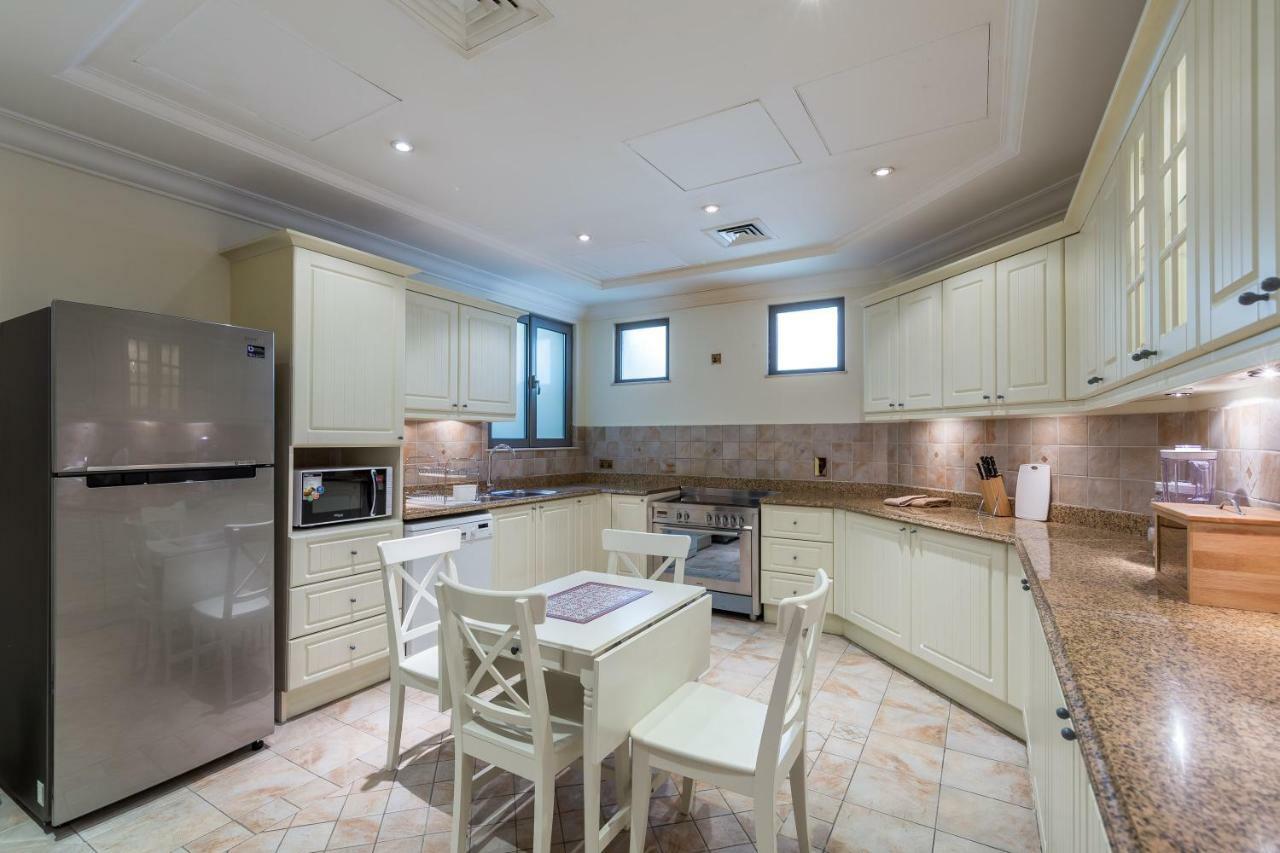 Chic 4Br Villa With Assistant Room And Private Pool On Palm Jumeirah By Deluxe Holiday Homes Дубай Екстериор снимка