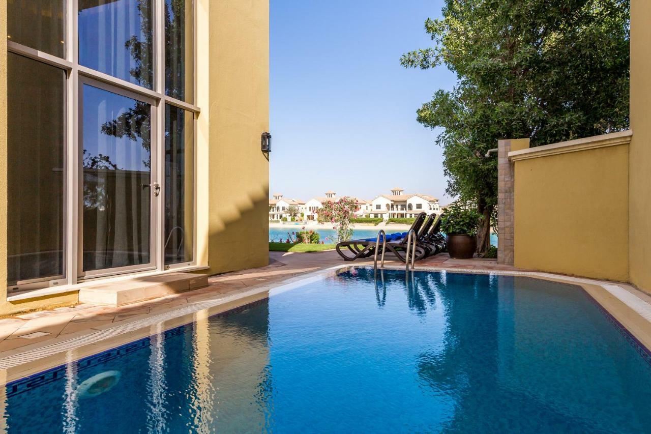 Chic 4Br Villa With Assistant Room And Private Pool On Palm Jumeirah By Deluxe Holiday Homes Дубай Екстериор снимка