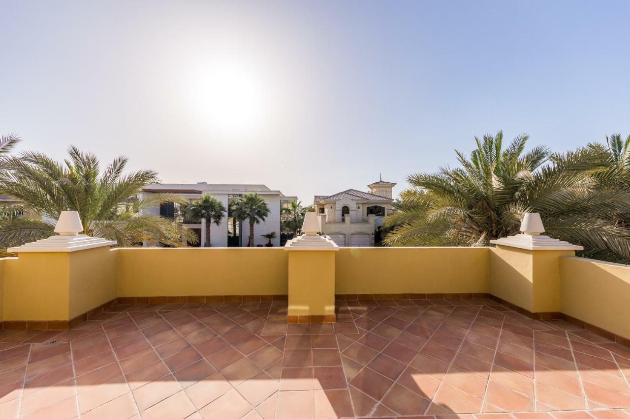 Chic 4Br Villa With Assistant Room And Private Pool On Palm Jumeirah By Deluxe Holiday Homes Дубай Екстериор снимка