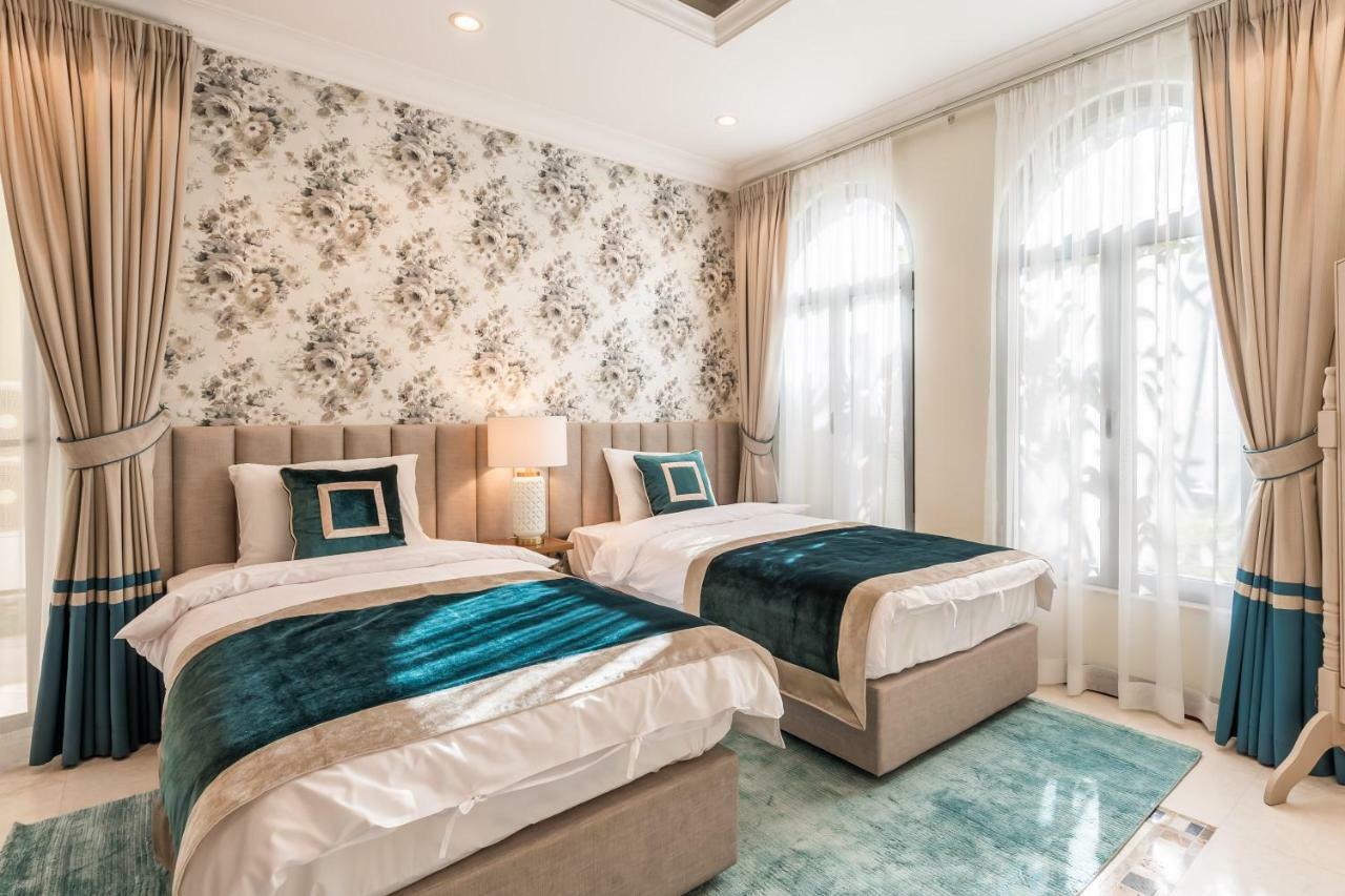 Chic 4Br Villa With Assistant Room And Private Pool On Palm Jumeirah By Deluxe Holiday Homes Дубай Екстериор снимка