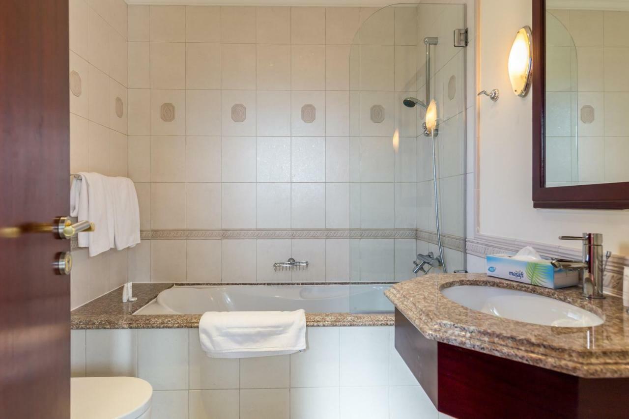 Chic 4Br Villa With Assistant Room And Private Pool On Palm Jumeirah By Deluxe Holiday Homes Дубай Екстериор снимка