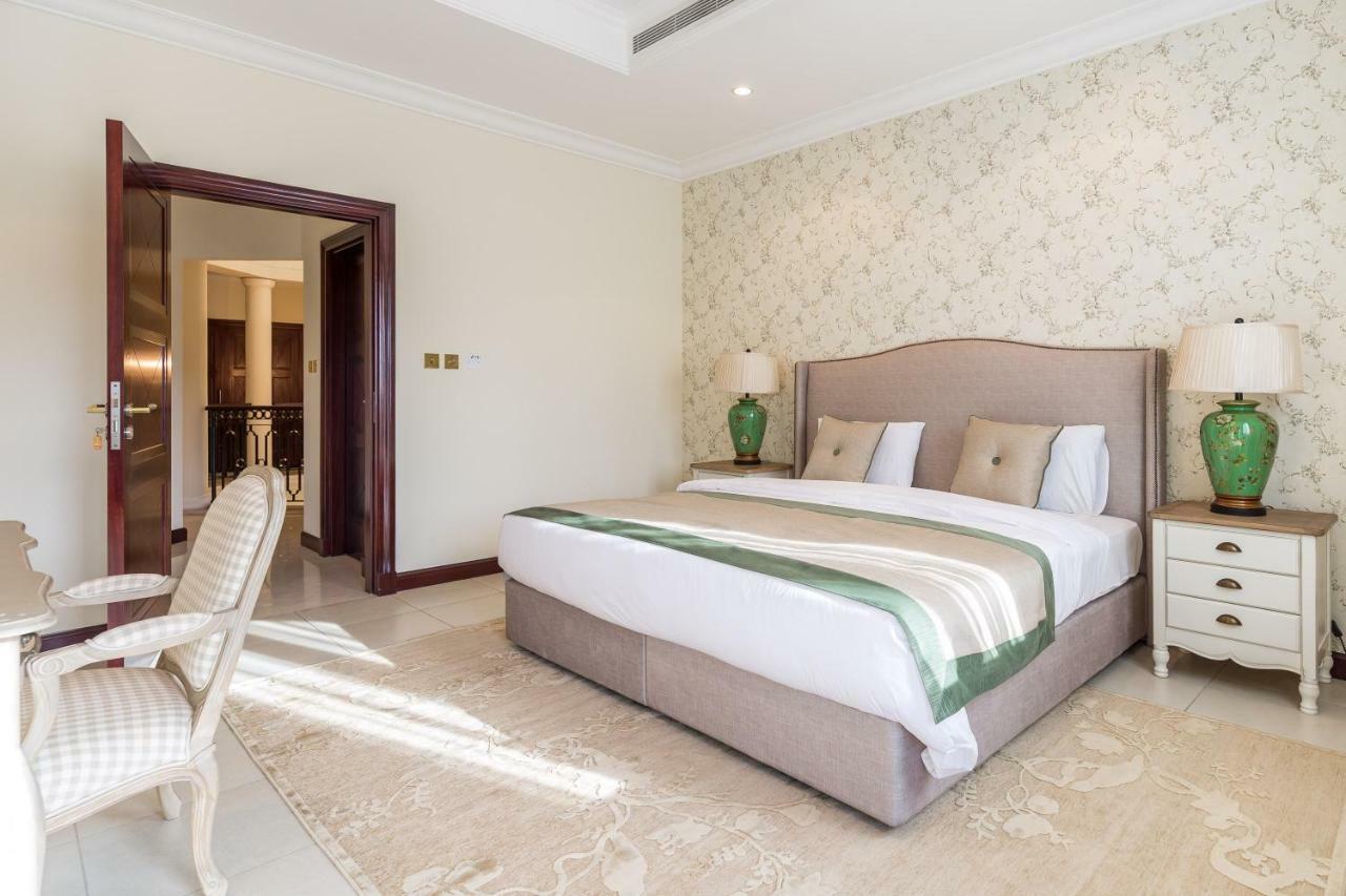 Chic 4Br Villa With Assistant Room And Private Pool On Palm Jumeirah By Deluxe Holiday Homes Дубай Екстериор снимка