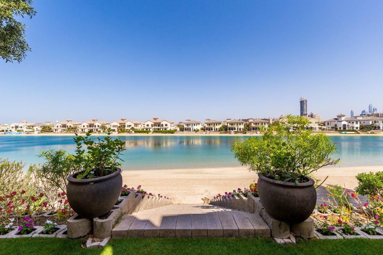 Chic 4Br Villa With Assistant Room And Private Pool On Palm Jumeirah By Deluxe Holiday Homes Дубай Екстериор снимка