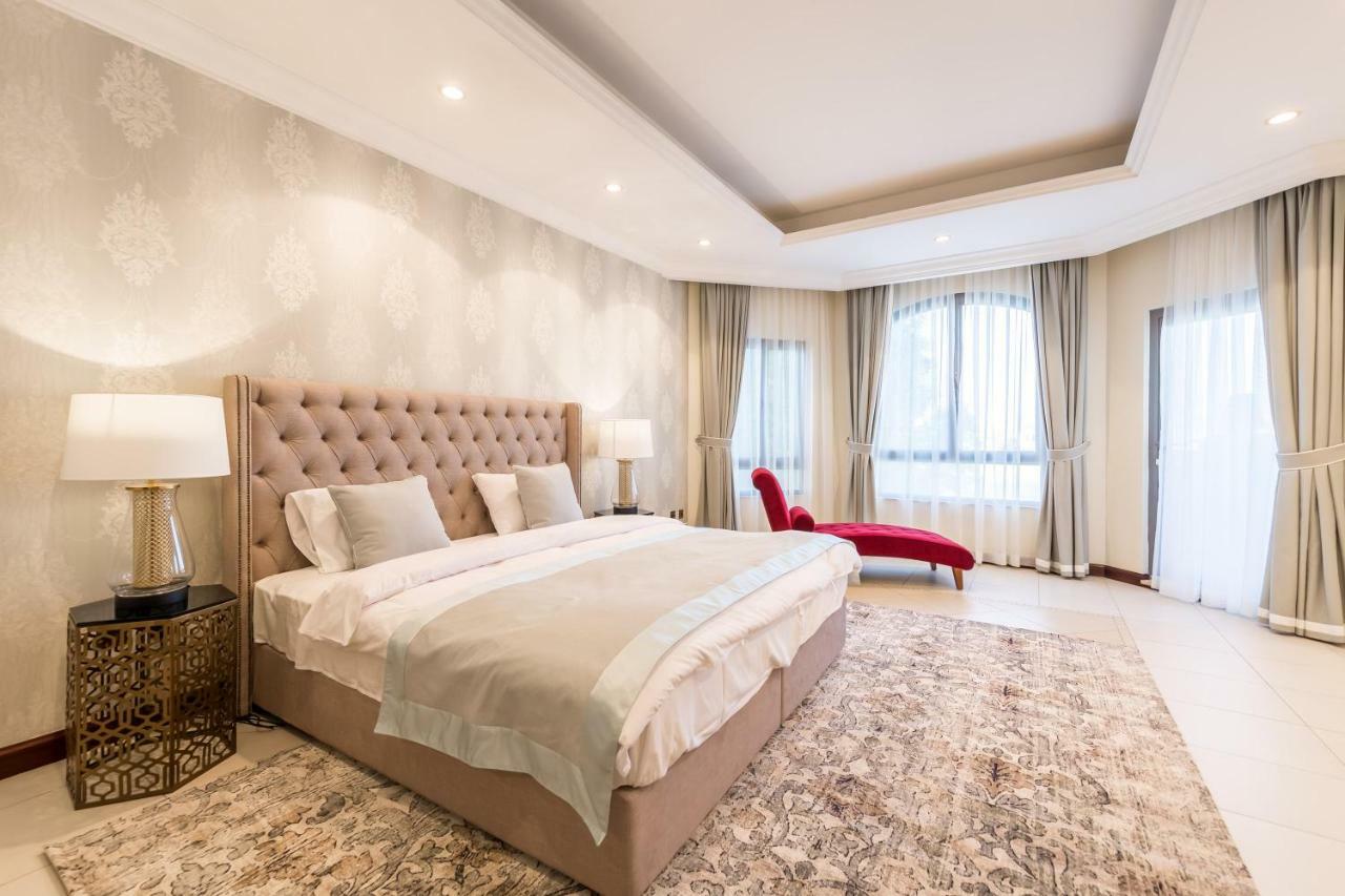 Chic 4Br Villa With Assistant Room And Private Pool On Palm Jumeirah By Deluxe Holiday Homes Дубай Екстериор снимка