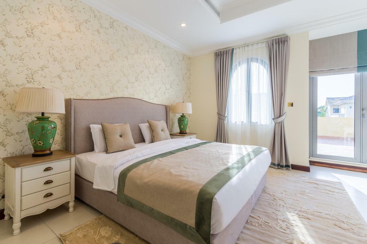 Chic 4Br Villa With Assistant Room And Private Pool On Palm Jumeirah By Deluxe Holiday Homes Дубай Екстериор снимка